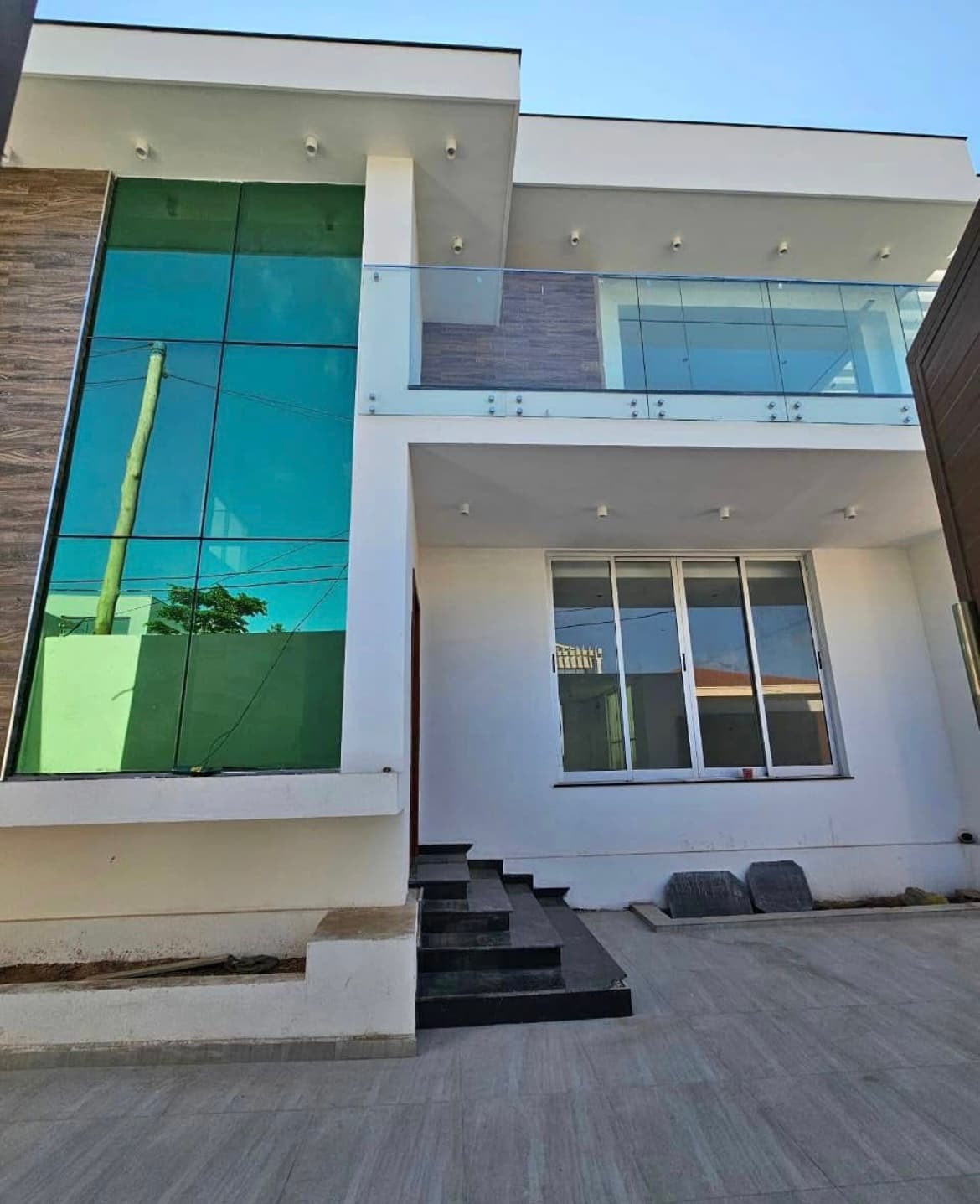 Vivenda V4+1 no talatona - bairro Militar Parte de cima 3 quartos suites com roupeiros embutidos 1 sala Em baixo sala de estar e jantar 1 quarto 1 wc de apoio Cozinha Zona externa Anexo Arrumos Quarto Wc de apoio Piscina Quintal pra 3 jeeps Parte de cima do anexo Escritorio com varanda Preço: 300 milhões de kwanzas em Luanda - T5