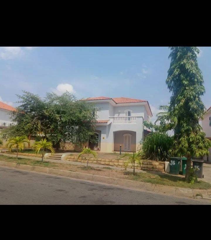 FOR SALE/VENDE-SE VIVENDA NO CONDOMÍNIO CAJUEIRO TALATONA T5 1° andar Rés do Chao incluindo uma suíte e um WC de apoio os quartos . Sala comum WC de apoio a sala Cozinha incluindo despensa Uma garagem para 4 viaturas Um tanque de 20 mil litros Um quintal vasto com anexo de 2 quartos com WC de apoio WC de apoio ao quintal PREÇO 430 MILHÕES Directo do imóvel em Luanda - T5