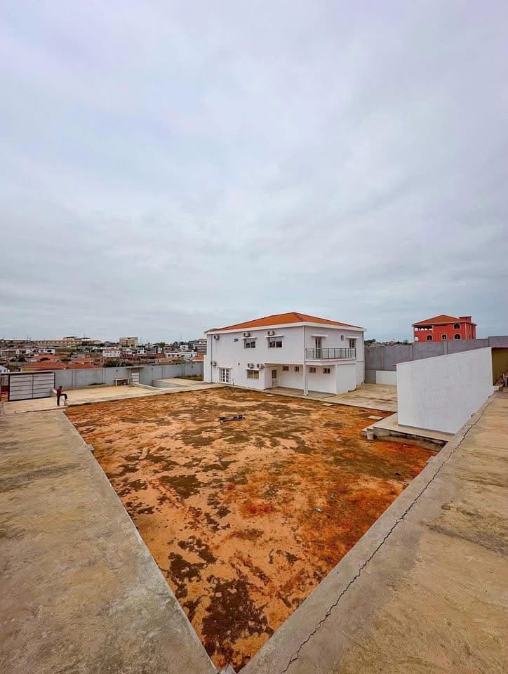 VENDER: VIVENDA V6+1 NO LAR DO PATRIOTA Vivenda V6+1 no Lar do Patriota, implantada num lote de 1.480 m² — fachada elegante, ambientes amplos e muita luminosidade. Dispõe de: • 5 Suítes • 1 Quarto normal • 1 Sala de 2 ambientes • 1 Cozinha equipada • Escritório / sala multimédia • Lavabo e WCs de apoio distribuídos • Varandas com boa circulação ANEXO / ÁREAS DE APOIO: • 1 Quarto independente • 1 Cozinha de apoio • 1 Sala multimédia • Lavandaria e arrecadações • Bar e WCs externos LOGRADOURO & INFRA: • Quintal amplo — estacionamento para várias viaturas • Gerador 30 kVA • Tanque de água (12.000 L) • Espaços exteriores ideais para piscina e jardim ✅ Por: 220.000.000 AKZ 🏡✨ #VivendaDeLuxo #LarDoPatriota #ImóvelPremium #CasaDosSonhos #MarcosMediadorVersátil #ImobiliáriaAngola #VendasDeImóveis #LuandaSul #VianaLuanda #InvestimentoSeguro #ImóvelDePrestígio #OportunidadeÚnica #CasaEspaçosa #RealEstateAngola #LuxuryHomeLuanda #ImóveisDeLuxo #VivendaParaVenda #BuyInLuanda #CasaPerfeita #MediadorVersátil em Luanda - T7