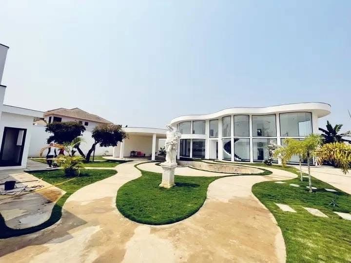 A VENDA: MORADIA V5+ ANEXO ALTO PADRÃO Construída num espaço de 1.200M2 "TIPOLOGIA: V5 TODOS QUARTOS SUÍTES OBS: ESTACIONAMENTO PARA 10 VIATURAS DESCRIÇÃO: * Sala Com 4 Ambientes * 2 Cozinhas * 1 Despensa * 1 Lavandaria * 3 WC de apoios * 1 Casa de segurança * 2 Arrumos * 📍Localização: Benfica: LADO OPOSTO DO LAR DO PATRIOTA/ ENTRADA JUNTO AO BANCO 🏦 SOL. * Piscina e * Área de lazer. Preço: 485 Milhões de Kwanzas, negociável. em Luanda - T6
