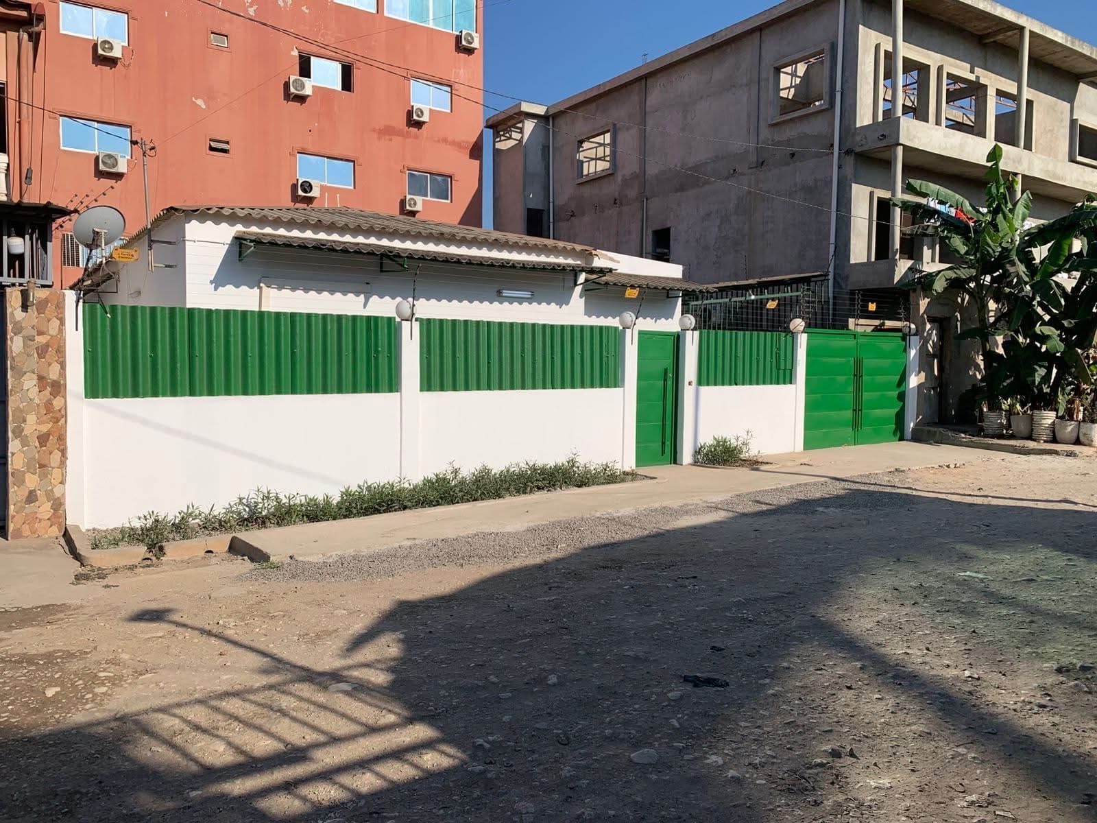 🏡 Vende-se Casa T3 + Anexo – Camama 📍 Ao lado do BFA (sentido Calemba 2) T3 com 1 suíte, sala ampla, 2 cozinhas, 2 WC, ar condicionado, tanque de água, canalização funcional, cerca elétrica e quintal para 2 carros. Possui anexo ideal para renda ou escritório. Negociável até 55 milhões Kz (valor final) Casa completa, segura e pronta a morar! #Camama #VendeSe #ImóveisAngola #CasaT3 #Luanda #CasaNoCamama #Oportunidade #Imobiliária #CasaParaVenda #Anexo #BoaLocalização #BFA #Calemba2 #AngolaImóveis #InvestimentoImobiliário em Luanda - T3