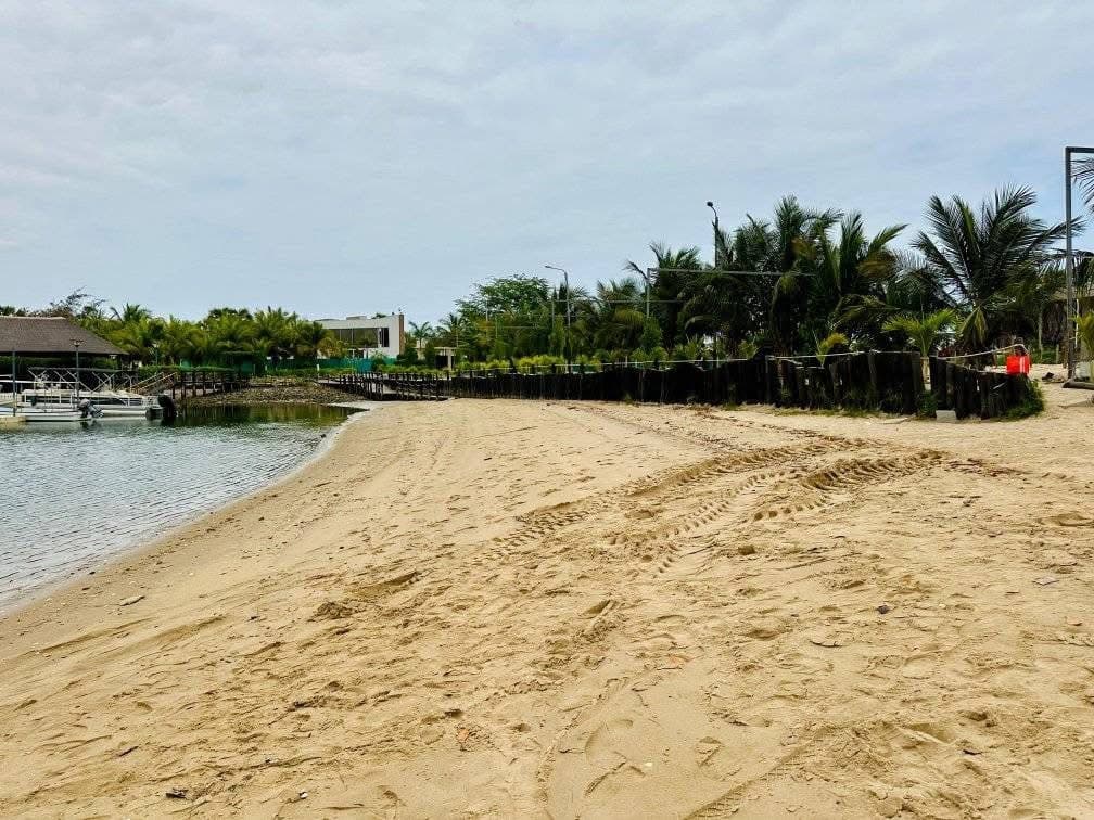 TERRENO NO MUSSULO | CASA BARCO DIMENSÃO: 55/40 | 2.200 m² PREÇO: 45.000.000,00 M/Kz NEGOCIÁVEL LOCAL: MUSSULO | CASA BARCO, AO LADO DA CASA DO HIGINO CARNEIRO DETALHES DO TERRENO: - Documentação: COMPLETA; - Segunda linha, 1min a pé para o mar; - Vedado: pilares de betão. - Zona estratégica para habitação de casa de férias, risort ou construção de moradias para estadia curta e muito mais. ATT: Disponível para visita das 08h até 16h. em Luanda - T1