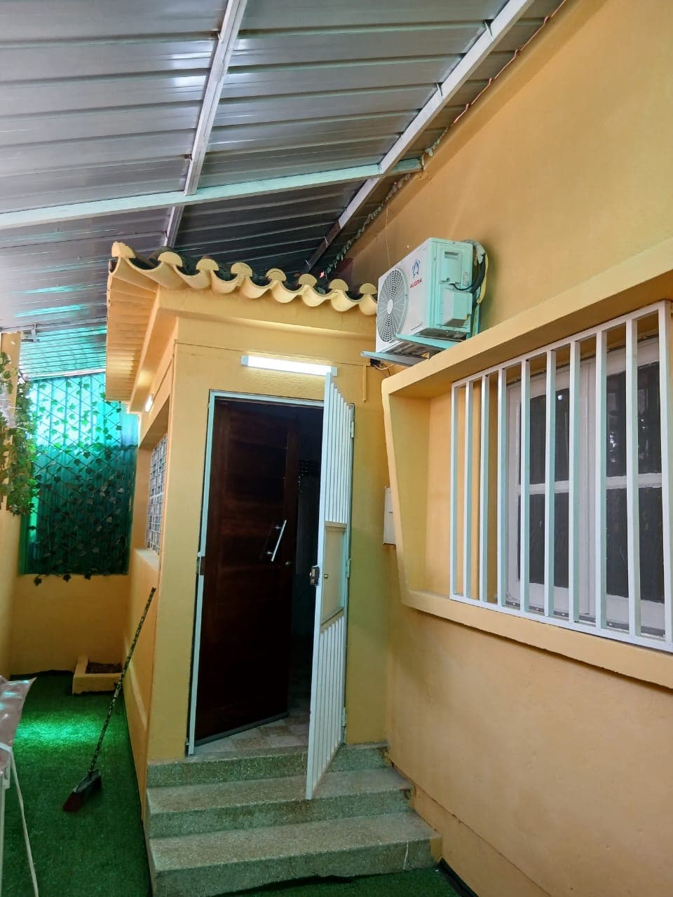 Vende-se vivenda Colonial V3 Local Marteris Rua 16 3 quarto 1 uma sala vasta 2 dois WC um de apoio dois quintal Fronte e trás Tanque de água Energia da rede pré-pago 1 minuto da estrada principal avenida Ochi mim ou estrada principal do primeiro de Maio Preço da venda 100 Milhões negociável em Luanda - T3