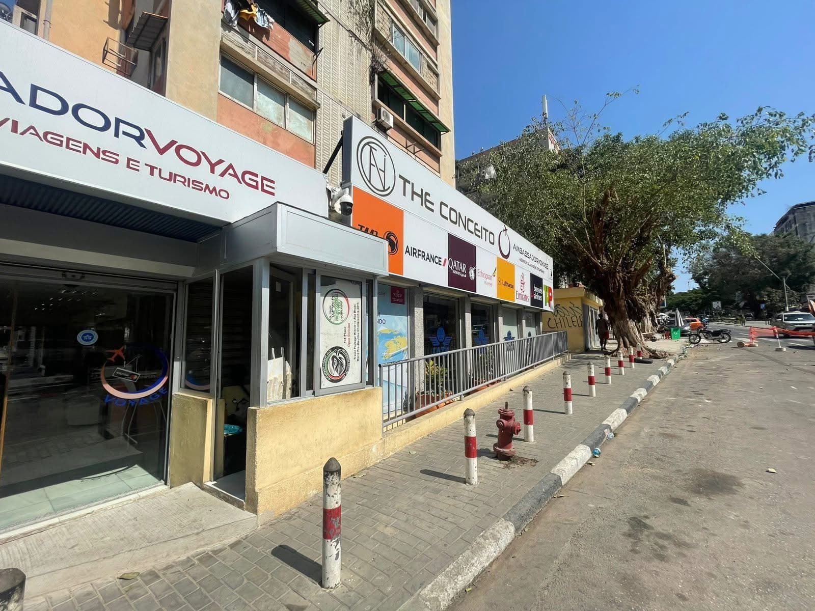 📍 Imóvel Comercial na Maianga Espaço ideal para o seu negócio, numa localização estratégica de Luanda. 🏢 Composição: ✔️ 6 escritórios (R/C) ✔️ 1 sala de reuniões ✔️ 2 escritórios adicionais ✔️ 1 sala de servidor ✔️ 1 sala de espera ✔️ Cozinha/copa, casa de banho e economato 📐 Área: 137,30 m² (documentada) 💰 Preço: 700.000.000 AOA em Luanda Maianga