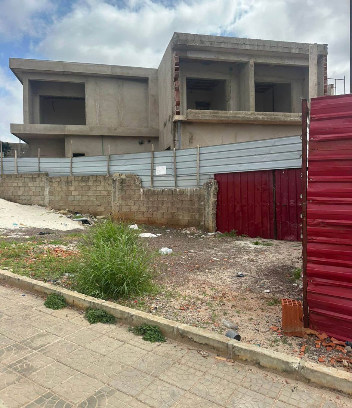 VENDE-SE UMA VIVENDA V4 INACABADA NO LAR DO PATRIOTA 1 FASE JUNTO AO COLÉGIO FERMAS COM CAVE PRA ESTACIONAMENTO 4 quartos ( 2 suítes ) 3 casas de banho de apoio 1 Cozinha Quintal pra 4 viaturas ATT a casa está a 75% de conclusão, o proprietário está a vendar assim e vai dar os acabamentos como reboque e o chão. 110 milhões de kwanzas em Luanda - T5