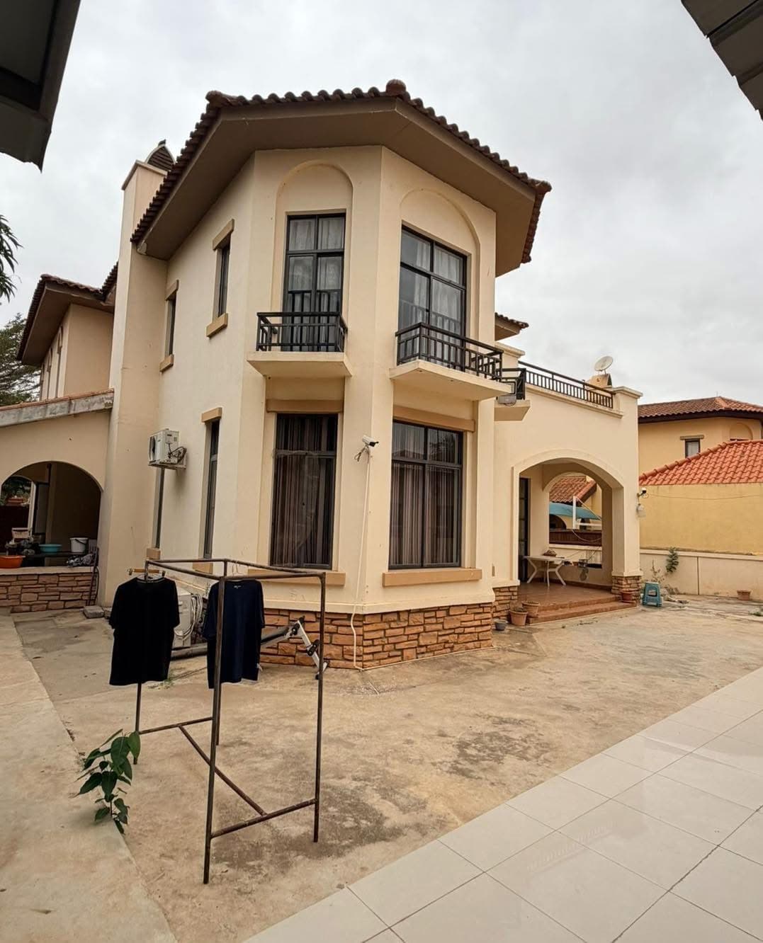 Vende-se vivenda no Jardim de rosa primeira fase em Luanda camama - T5