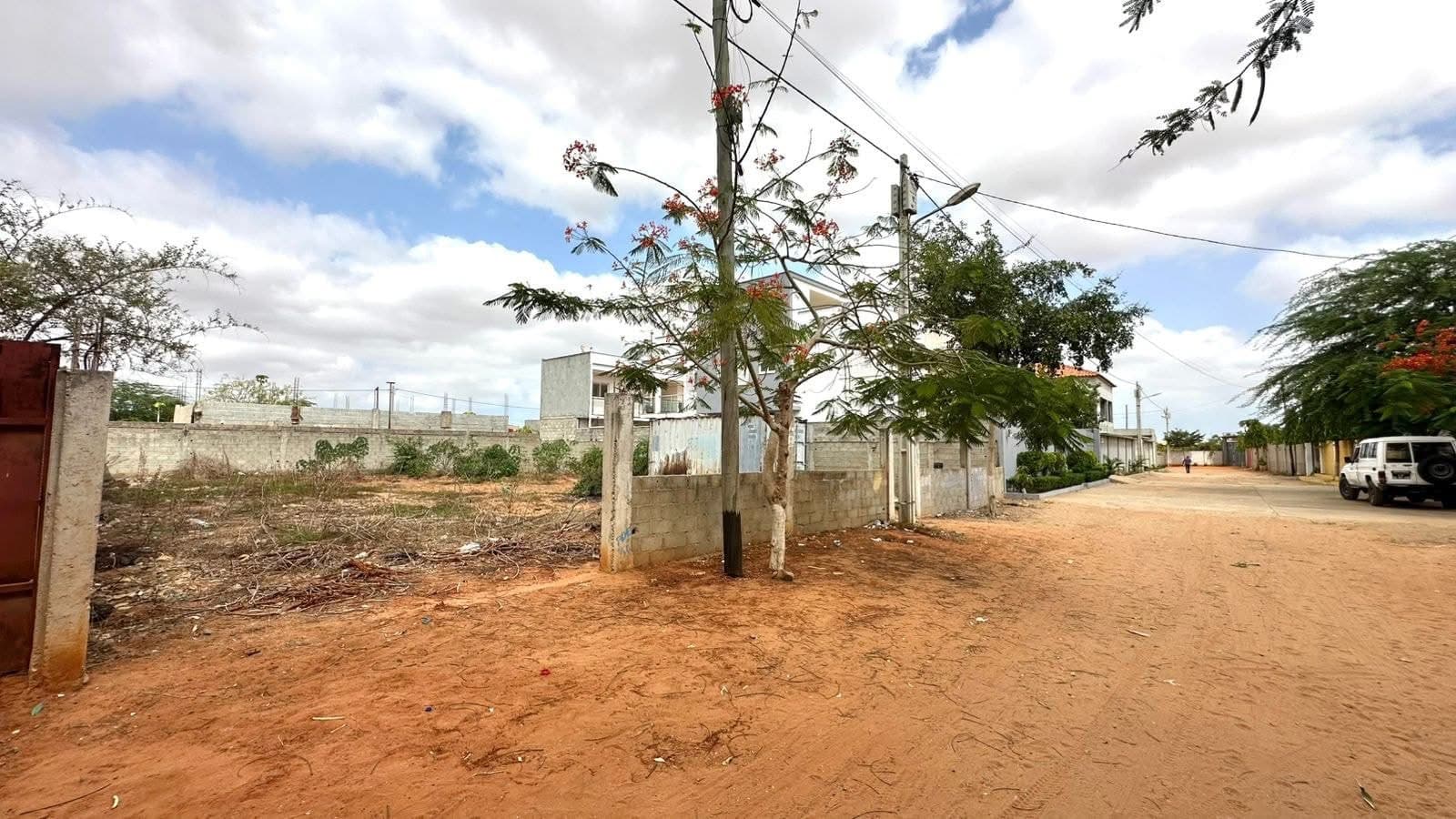 📍VENDE-SE ESTE TERRENO NO BENFICA | ZONA-VERDE 3 DIMENSÃO: 30/20 | 600m² PREÇO: 14.500.000,00 M/Kz NEGOCIÁVEL LOCAL: BENFICA | AO LADO DO CONDOMÍNIO VILA ISREAL OBS: - VEDADO; - 4 minuto da via principal até ao espaço. - Pedonal do Cemitério, lado oposto, a entrada da Empresa Pingo de Ouro, na sequência do Condomínio Vila Israel. em Luanda