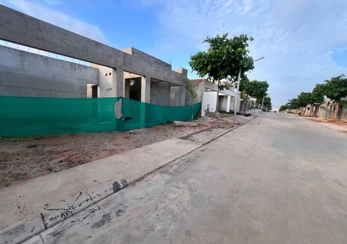 VENDER: VIVENDA V3 INACABADA NO CONDOMÍNIO SOUVENIR Vivenda V3 no inacabada, Condomínio Souvenir, Patriota-Camama, disponível para venda. em Luanda patriota - T3