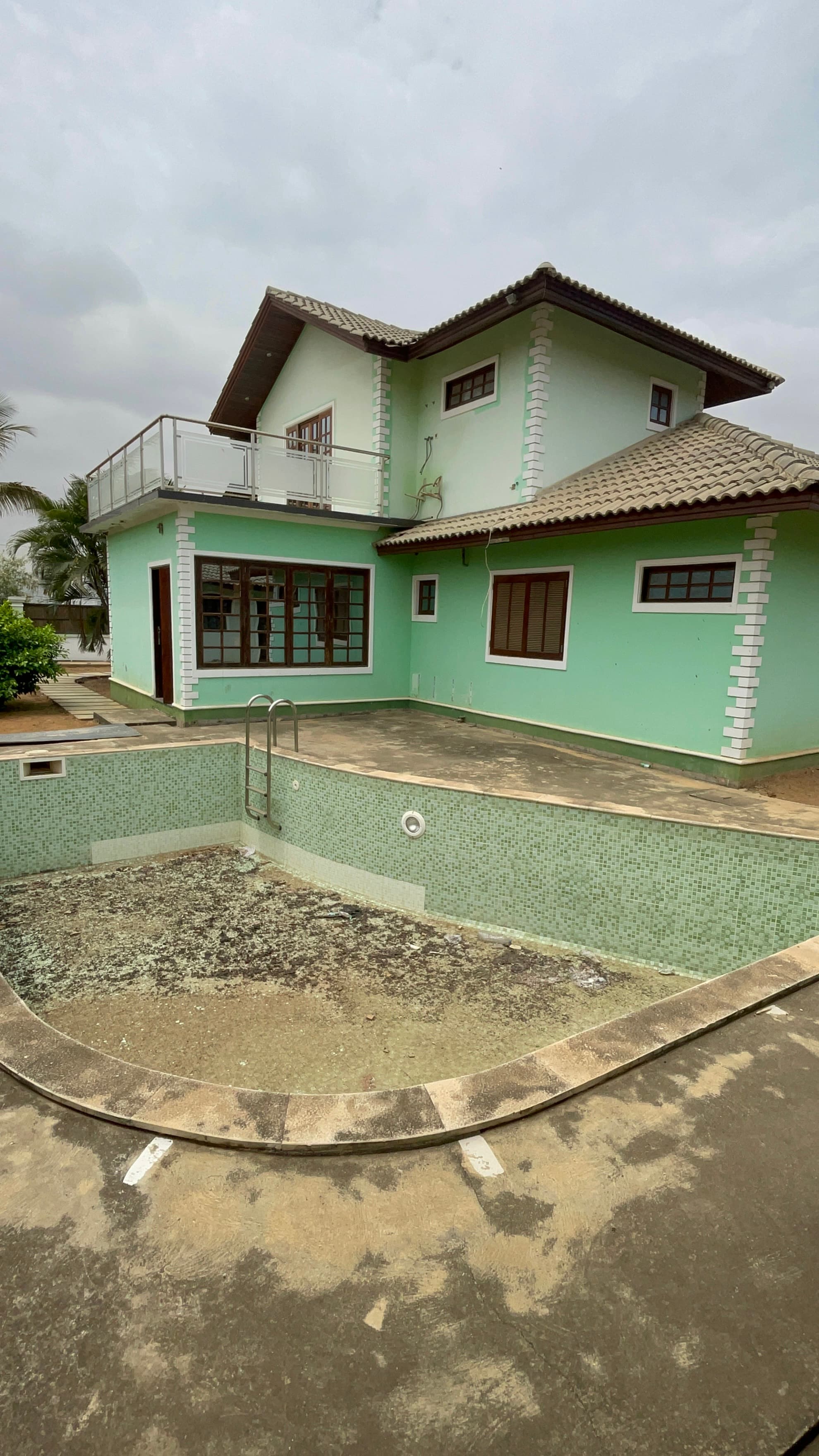 Vivenda V3 + anexo com piscina na Zona verde 2 em Luanda - T5