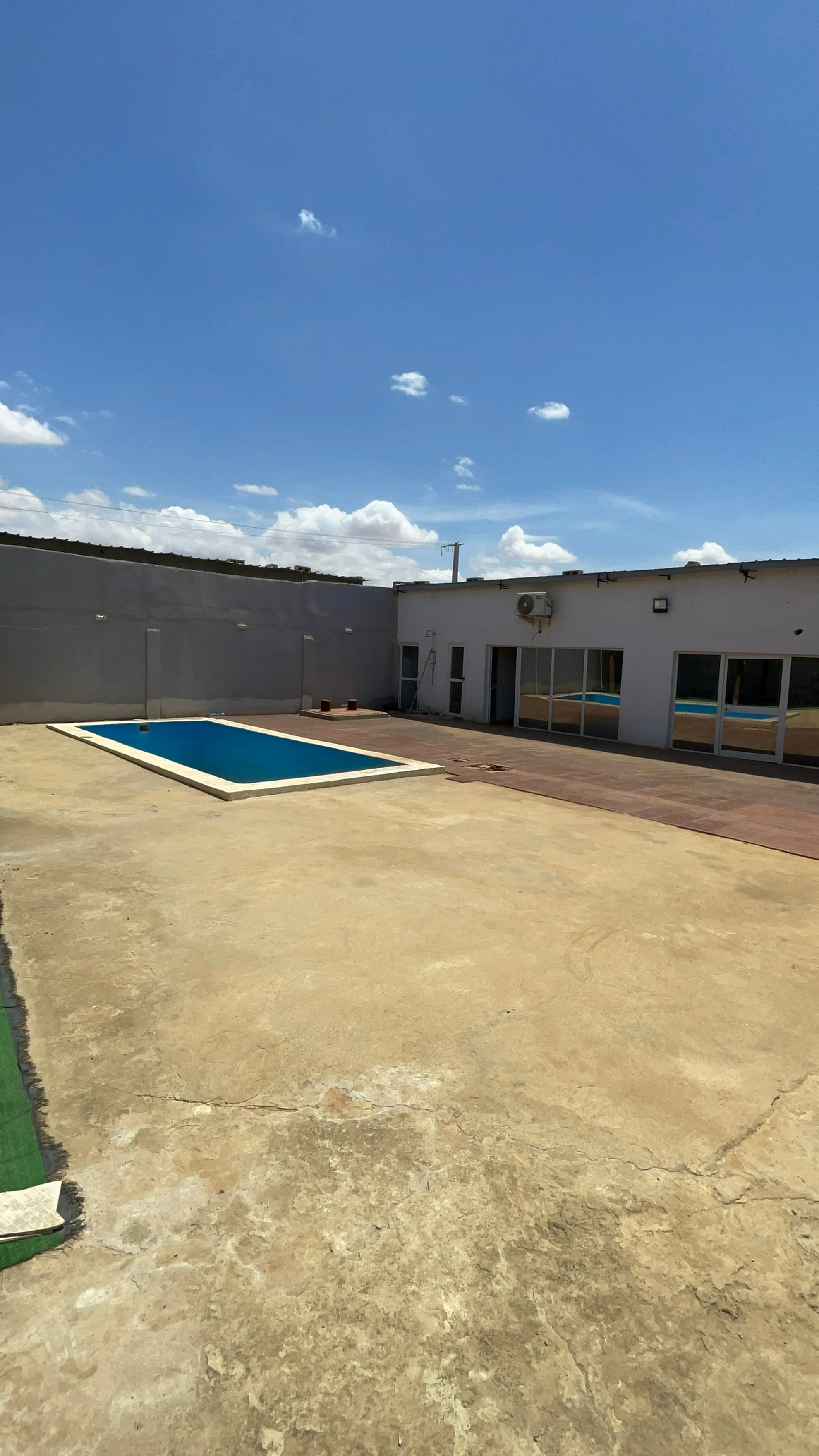 Complexo comercial localizado no bairro mutamba via expressa 1min da estrada em Luanda bairro mutamba - via expressa
