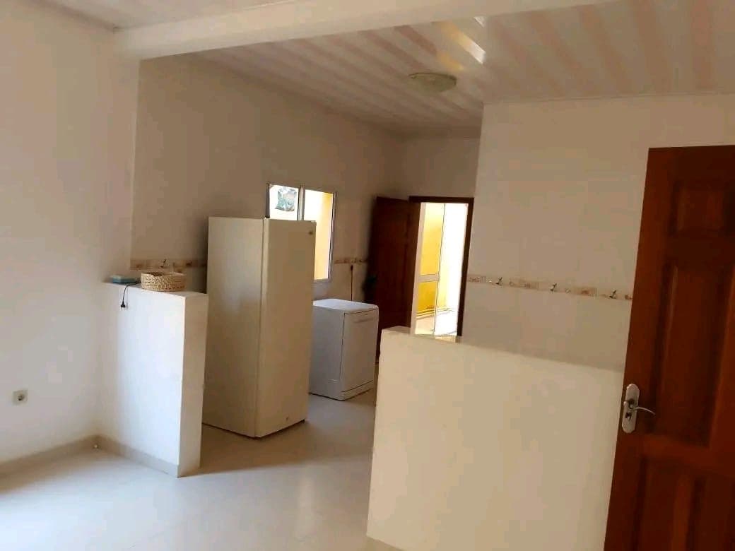 Vivenda v5 com piscina no Benfica em Luanda - T5